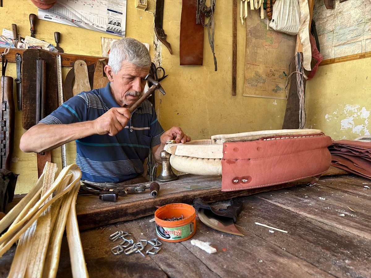 Tokatlı 60 yaşındaki saraç (koşum ve eyer takımları yapan kimse) Hüseyin Örükaya, babasından...