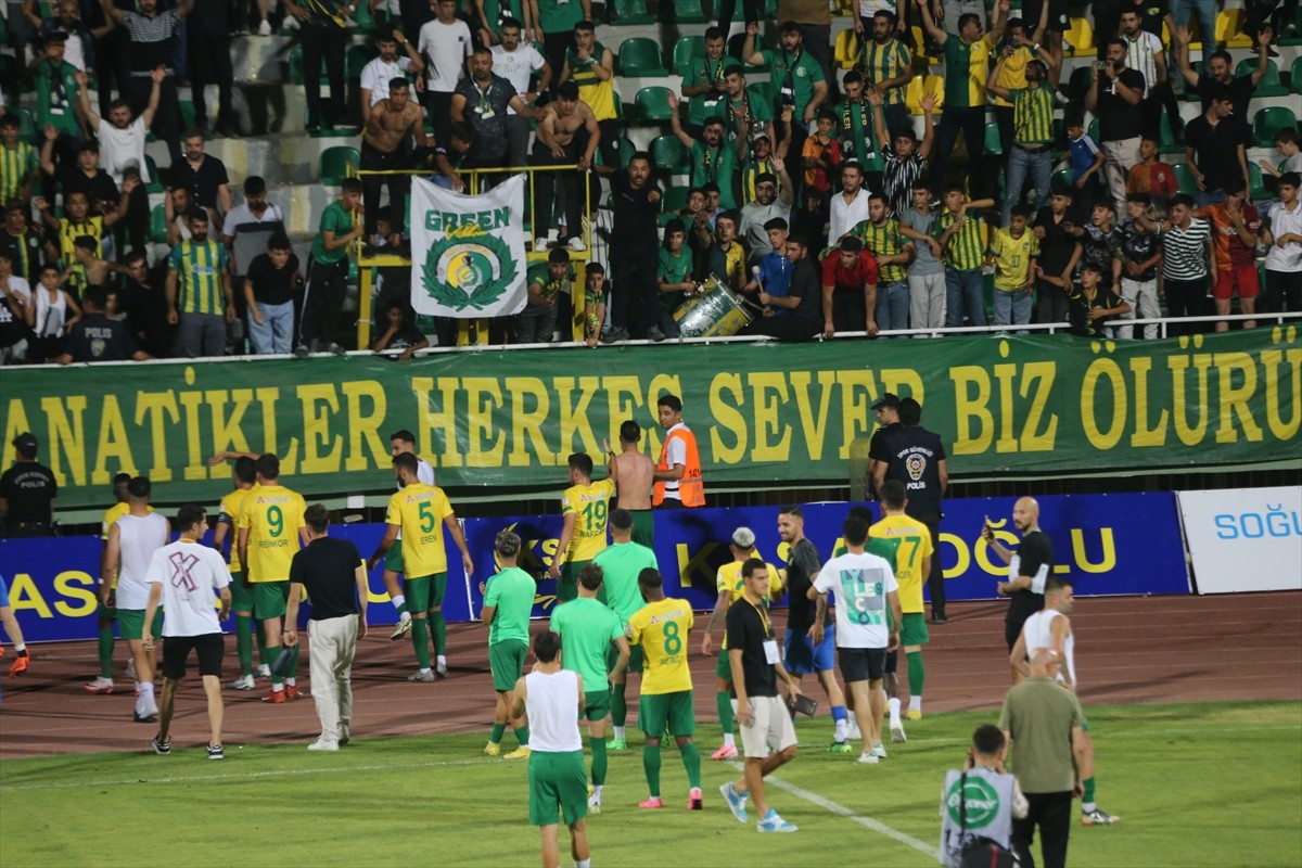 Trendyol 1. Lig'in ikinci haftasında Şanlıurfaspor ile Central Hospital Ümraniyespor takımları 11...