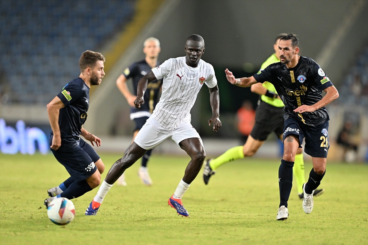 Trendyol Süper Lig'in 2. haftasında Atakaş Hatayspor ile Kasımpaşa, Mersin Stadyumu'nda...