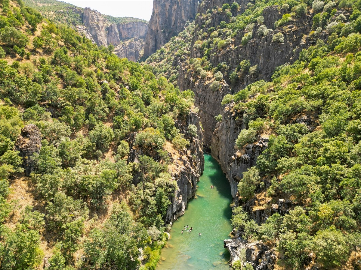 Van, Siirt ve Şırnak sınırları arasında bulunan Masiro Kanyonu, sıcak havada serinlemek...