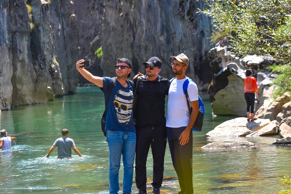 Van, Siirt ve Şırnak sınırları arasında bulunan Masiro Kanyonu, sıcak havada serinlemek...