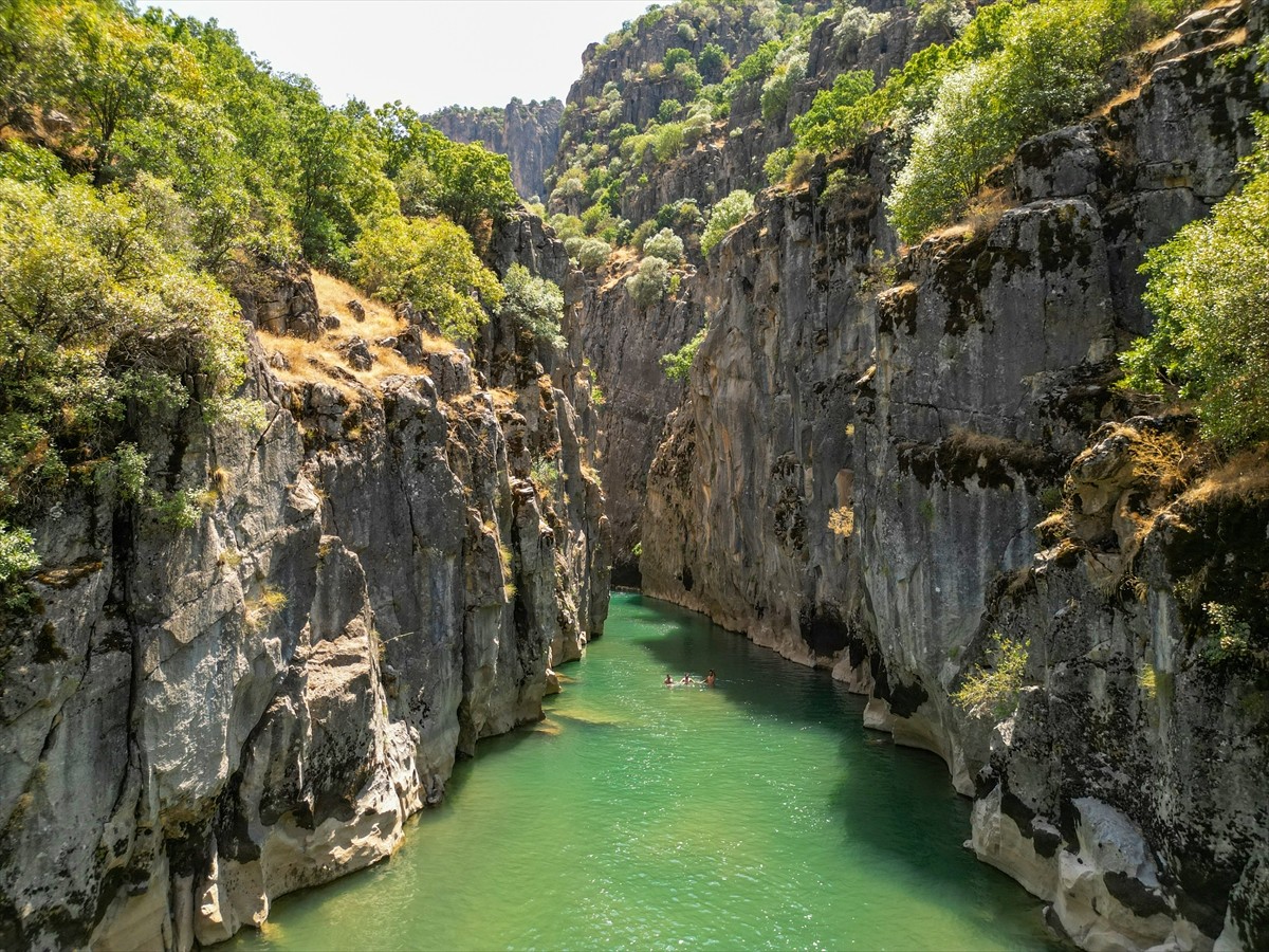 Van, Siirt ve Şırnak sınırları arasında bulunan Masiro Kanyonu, sıcak havada serinlemek...