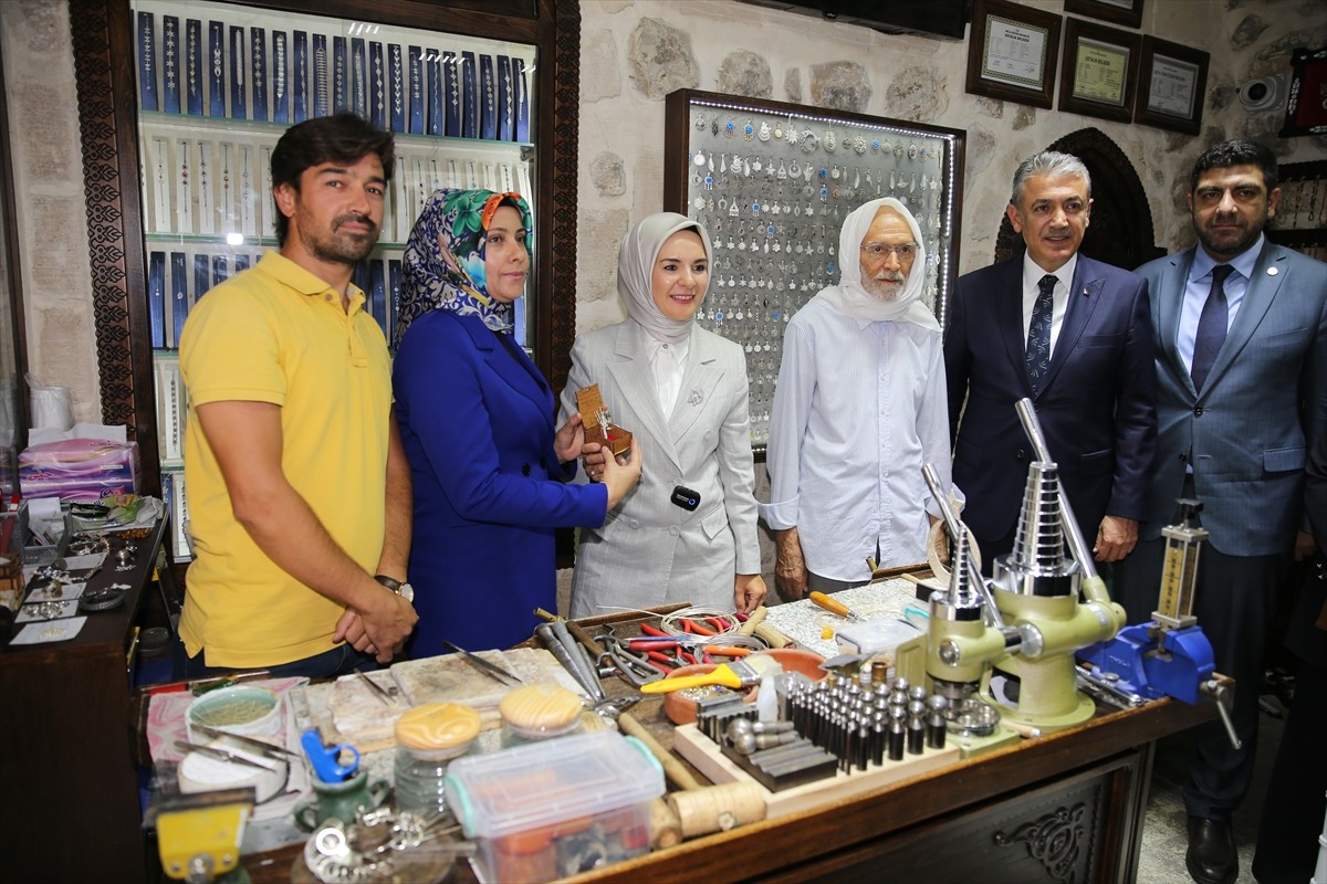 Aile ve Sosyal Hizmetler Bakanı Mahinur Özdemir Göktaş (sol 3), Mardin'de telkari ustaları ve...