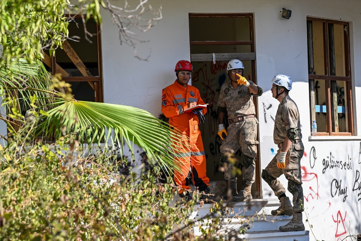 Antalya'da Vali Hulusi Şahin başkanlığında "Saha Uzantılı TAMP Deprem Tatbikatı" gerçekleştirildi....