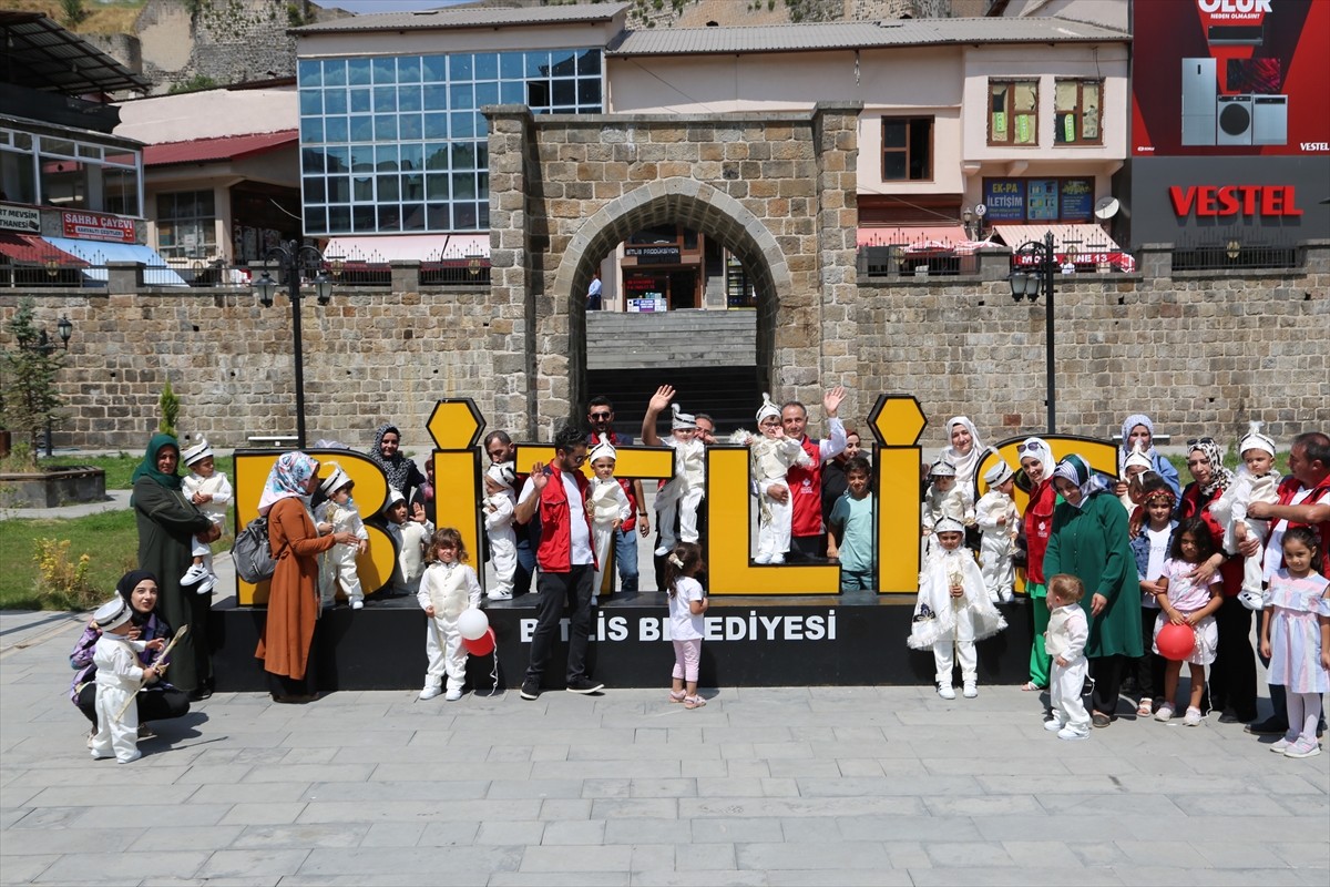 Bitlis Vakıflar Bölge Müdürlüğünce önceden sünnet ettirilen 20 çocuk için toplu sünnet şöleni...