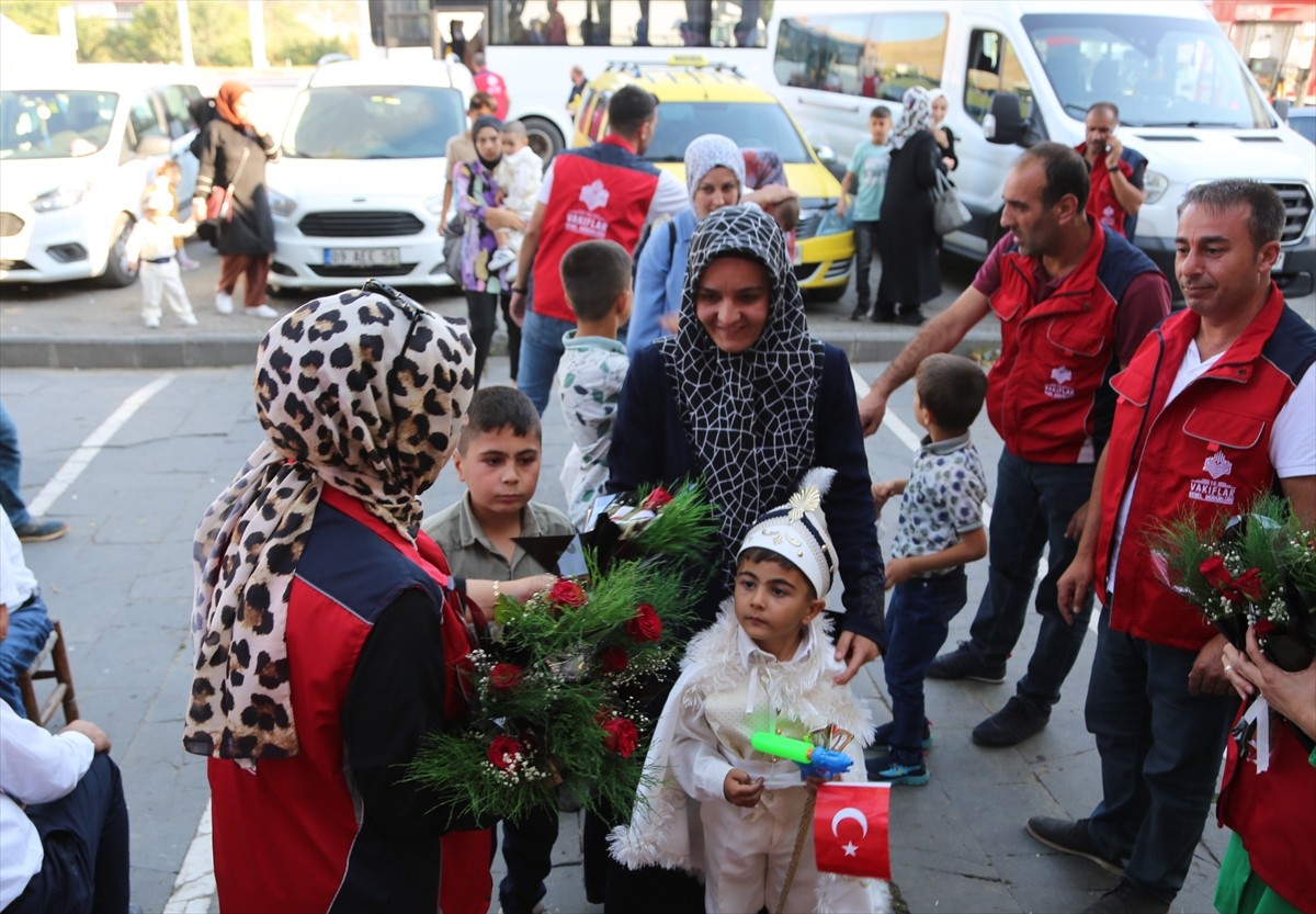 Bitlis Vakıflar Bölge Müdürlüğünce önceden sünnet ettirilen 20 çocuk için toplu sünnet şöleni...