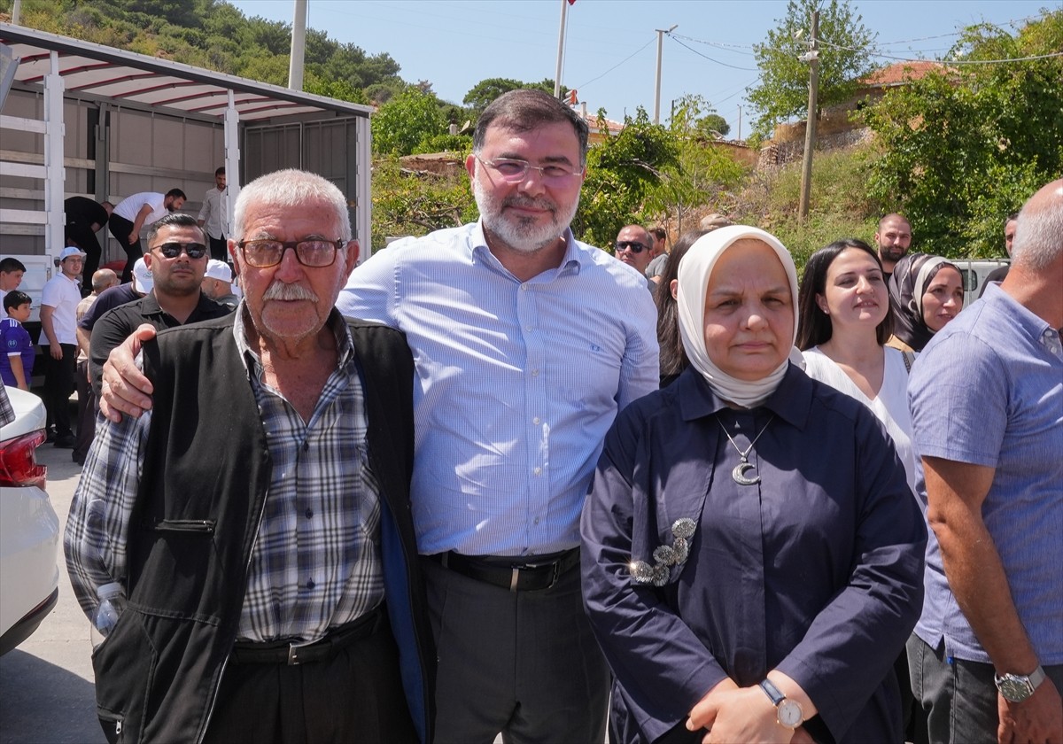 Cumhurbaşkanı Recep Tayyip Erdoğan, İzmir'in Karşıyaka ilçesinde çıkan orman yangınından etkilenen...