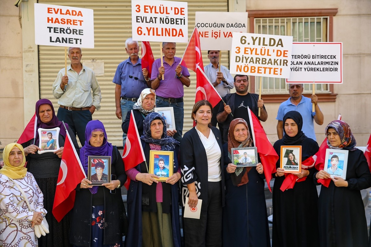 Dağa kaçırılan çocukları için eski HDP il binası önünde oturma eylemini sürdüren Diyarbakır...