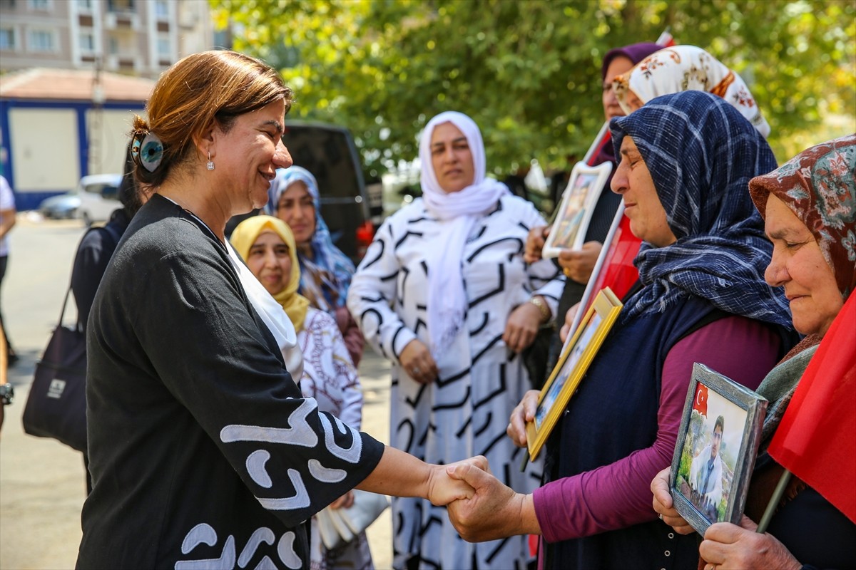 Dağa kaçırılan çocukları için eski HDP il binası önünde oturma eylemini sürdüren Diyarbakır...