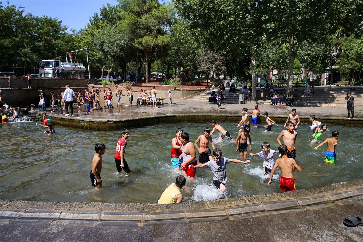 Diyarbakır'da 40 dereceyi aşan hava sıcaklığı yaşamı olumsuz etkiliyor. Kentte aşırı sıcaktan...