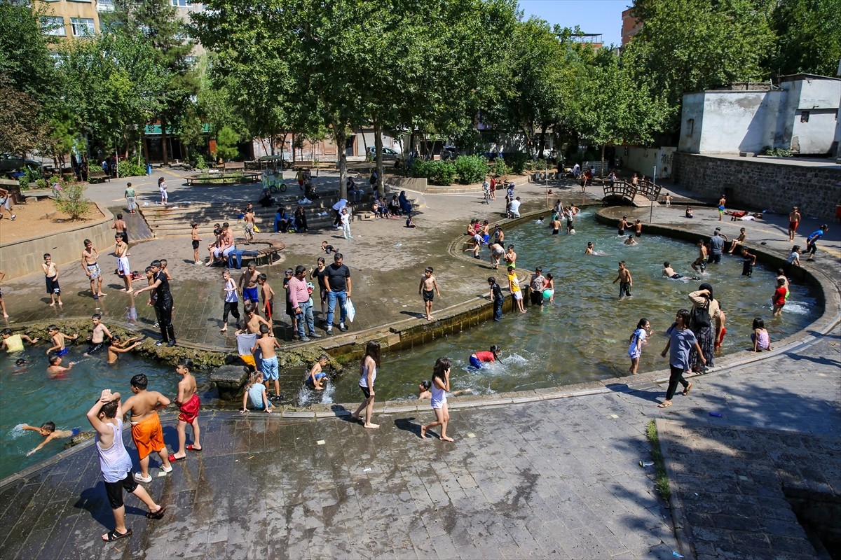 Diyarbakır'da 40 dereceyi aşan hava sıcaklığı yaşamı olumsuz etkiliyor. Kentte aşırı sıcaktan...