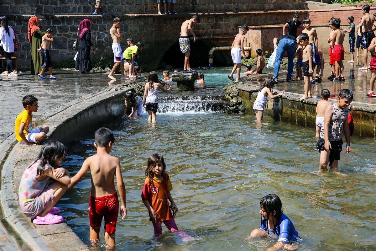 Diyarbakır'da 40 dereceyi aşan hava sıcaklığı yaşamı olumsuz etkiliyor. Kentte aşırı sıcaktan...