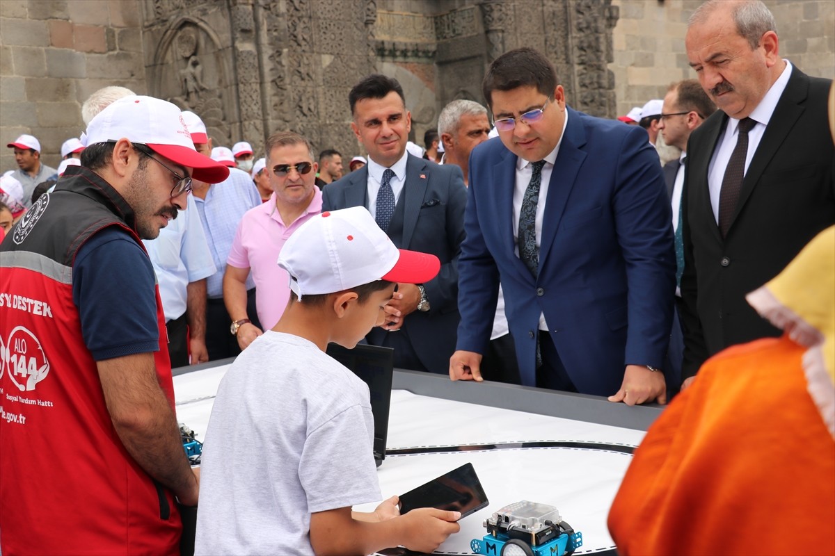 Erzurum'da devlet korumasındaki çocuklar ile dezavantajlı bireyler el sanatları, robotik kodlama...