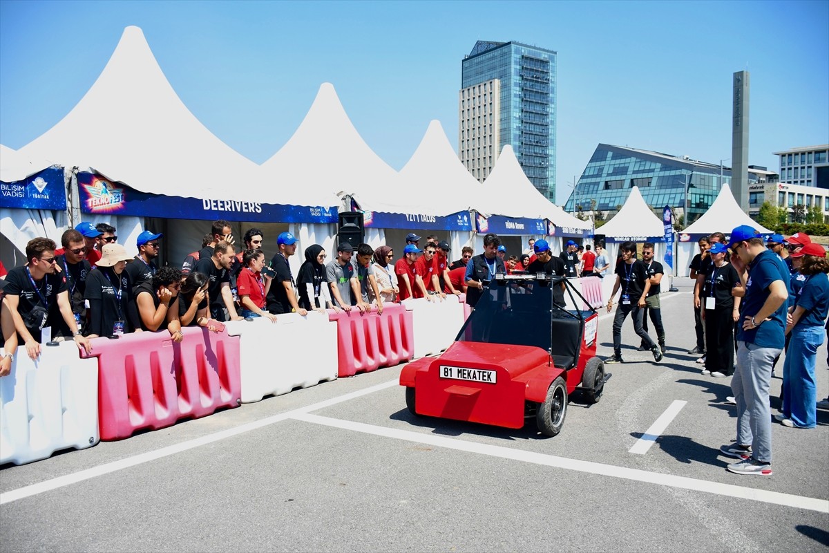 Havacılık, Uzay ve Teknoloji Festivali TEKNOFEST kapsamında düzenlenen Robotaksi Binek Otonom Araç...