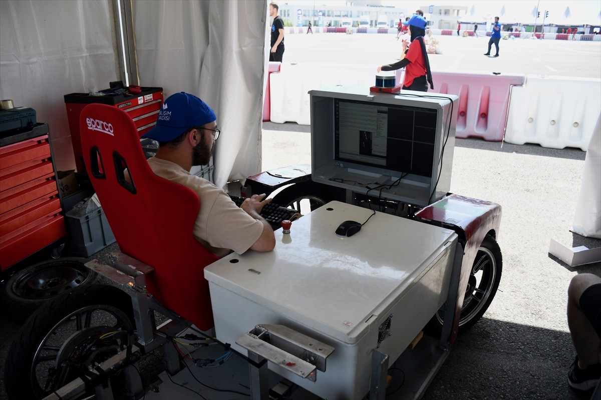 Havacılık, Uzay ve Teknoloji Festivali TEKNOFEST kapsamında düzenlenen Robotaksi Binek Otonom Araç...