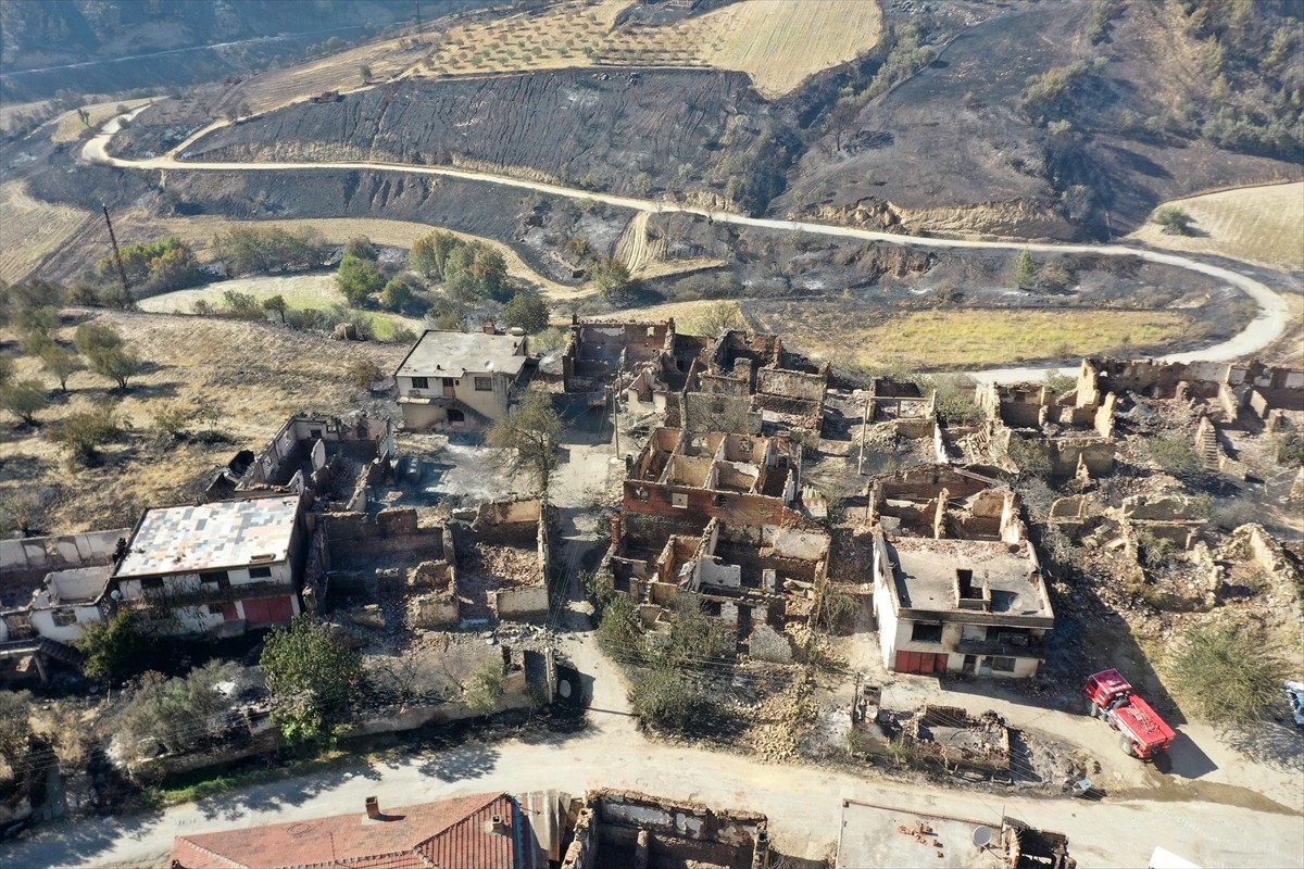 İzmir, Aydın, Manisa ve Uşak'ta ekiplerin aralıksız mücadele ettiği orman yangınları sonrası yeşil...