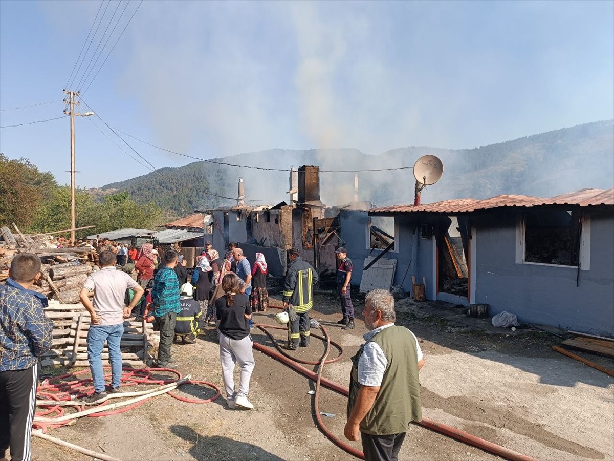 Kastamonu'nun Tosya ilçesinde, 3 evin kullanılamaz hale geldiği yangında evde olduğu düşünülen...