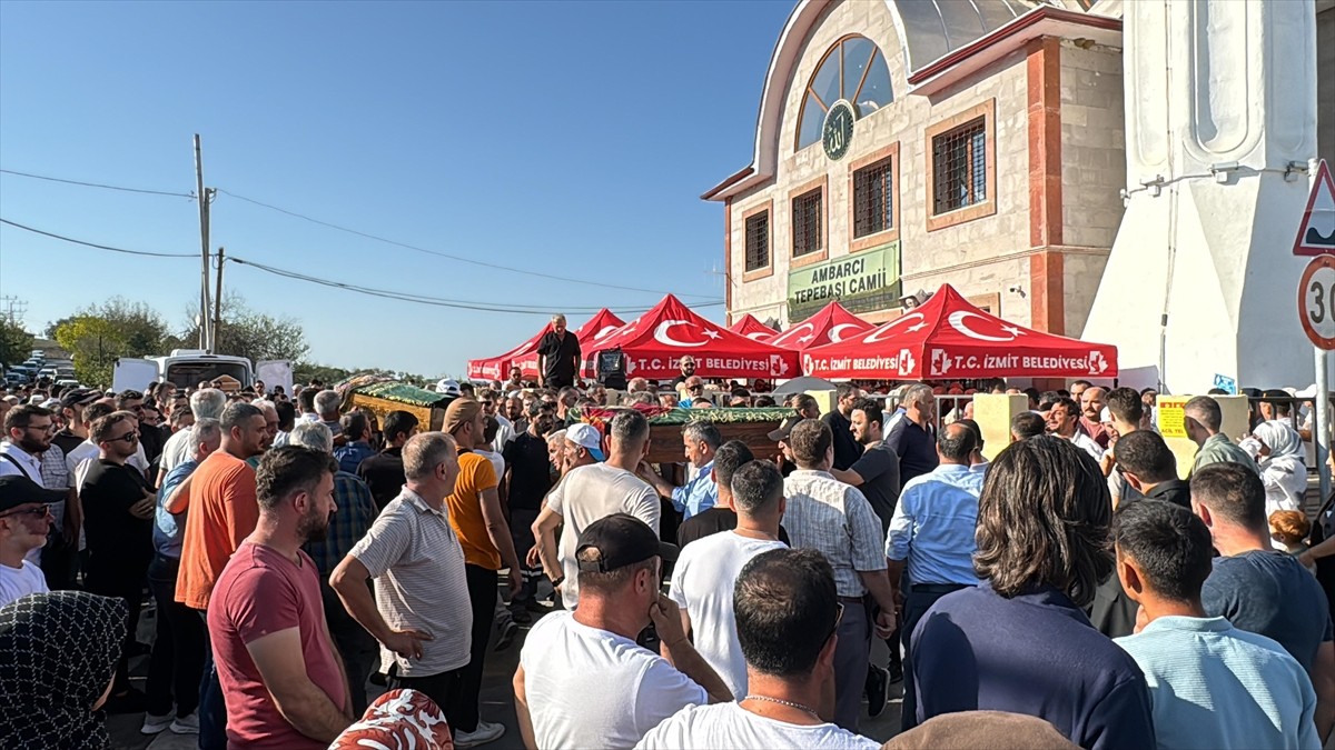 Kocaeli'nin Kandıra ilçesinde baraj gölünde boğulan babaanne ve iki torununun cenazeleri toprağa...