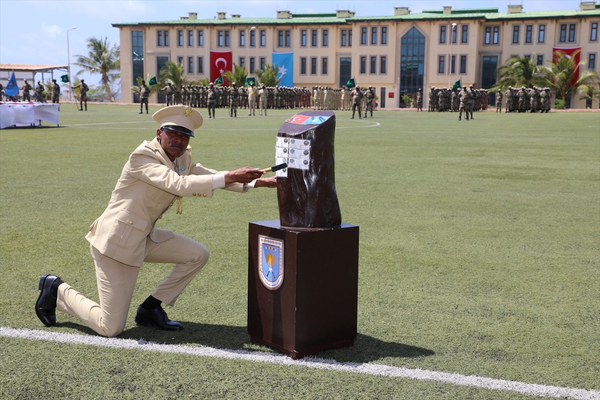 Milli Savunma Bakanlığı (MSB), Somali'deki Anadolu Kışlası'nda 38 astsubay adayının mezuniyeti ile...