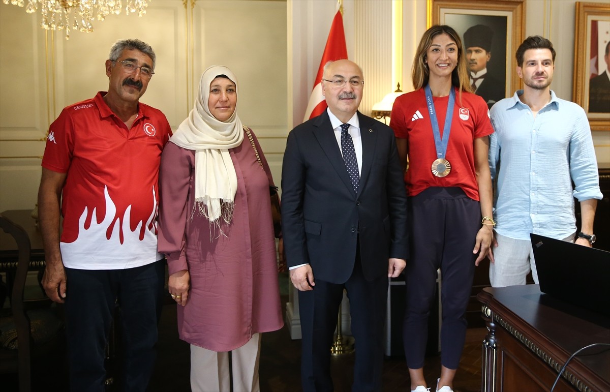 Paris 2024 Olimpiyat Oyunları'nda tekvandoda kadınlar +67 kiloda bronz madalya kazanan milli...