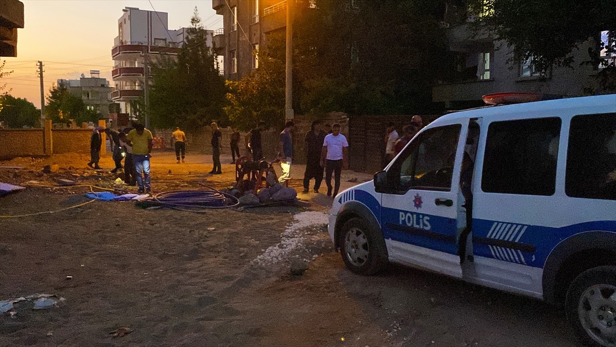 Şanlıurfa'nın Siverek ilçesinde iki grup arasında yol verme nedeniyle çıkan kavgada 3 kişi...