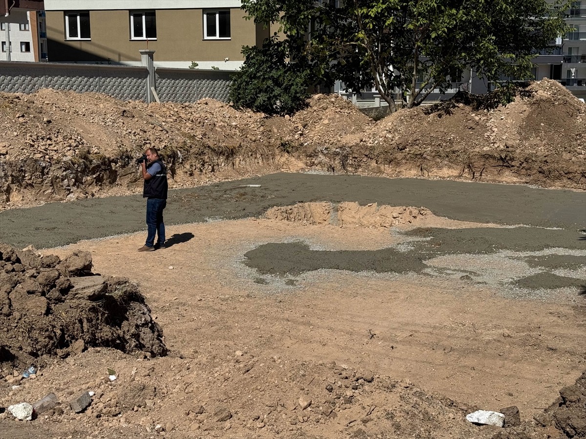 Uşak'ta beton pompasının elektrik tellerine temas etmesi sonucu akıma kapılan işçi hastanede...