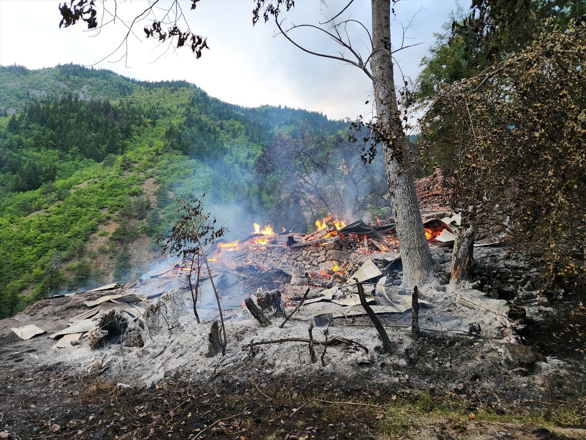 Artvin'in Şavşat ilçesine bağlı Çukur köyü Digazeler Mahallesi'nde akşam saatlerinde Şemsettin...