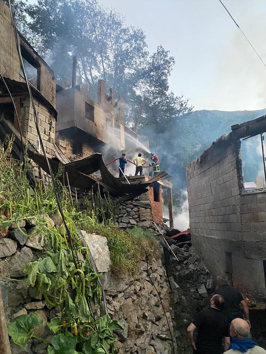 Artvin'in Yusufeli ilçesinde çıkan yangında 3 ev, 8 samanlık ve 2 ahır zarar gördü.