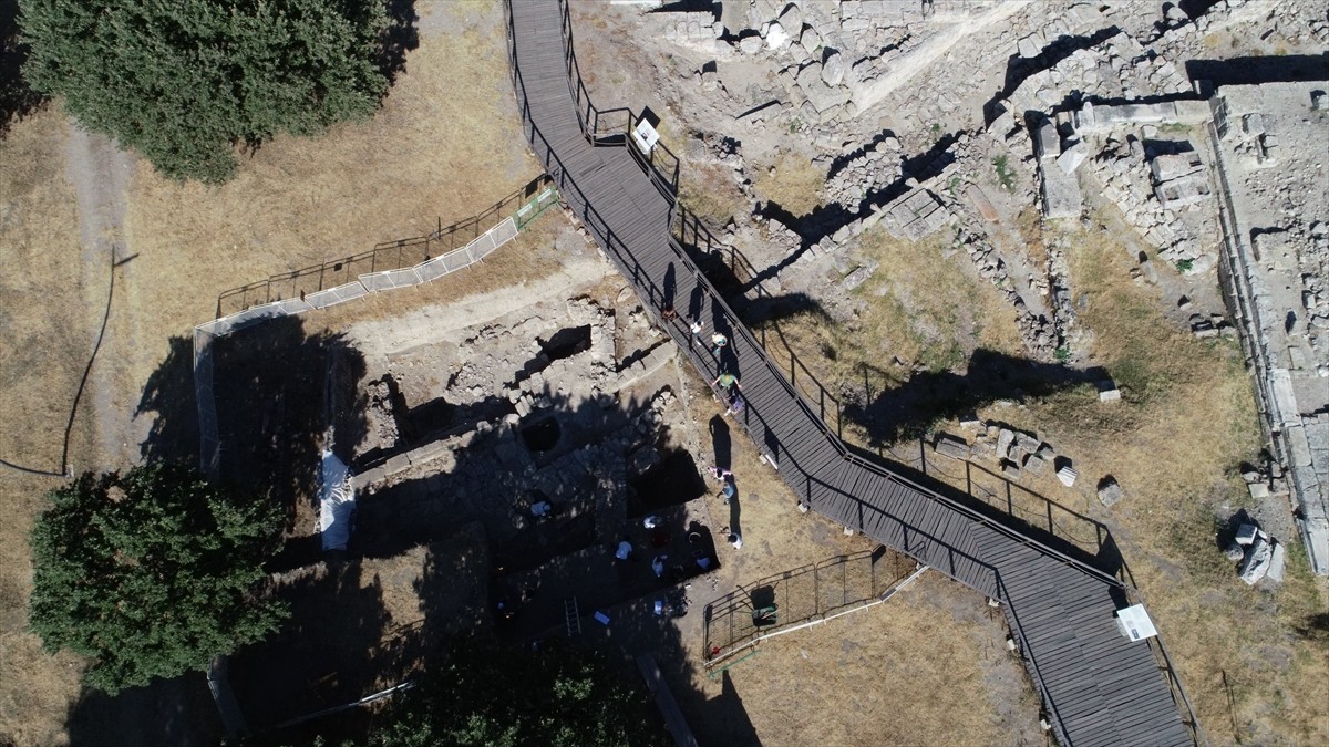 Çanakkale merkeze bağlı Tevfikiye köyü sınırları içindeki 5 bin 500 yıllık geçmişe sahip Troya...