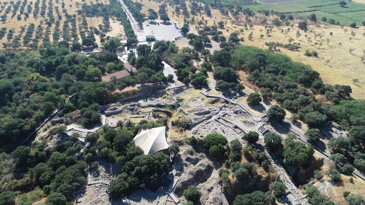 Çanakkale merkeze bağlı Tevfikiye köyü sınırları içindeki 5 bin 500 yıllık geçmişe sahip Troya...