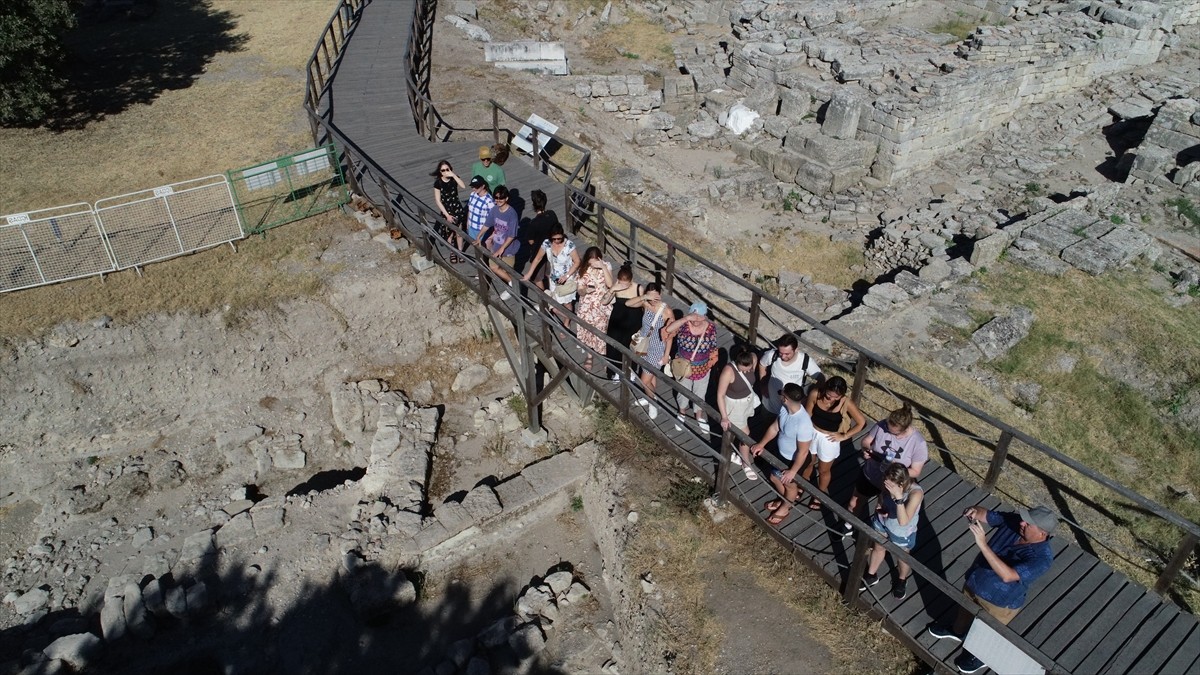 Çanakkale merkeze bağlı Tevfikiye köyü sınırları içindeki 5 bin 500 yıllık geçmişe sahip Troya...