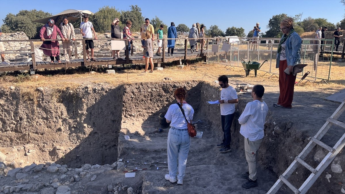 Çanakkale merkeze bağlı Tevfikiye köyü sınırları içindeki 5 bin 500 yıllık geçmişe sahip Troya...