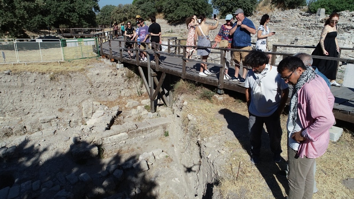 Çanakkale merkeze bağlı Tevfikiye köyü sınırları içindeki 5 bin 500 yıllık geçmişe sahip Troya...