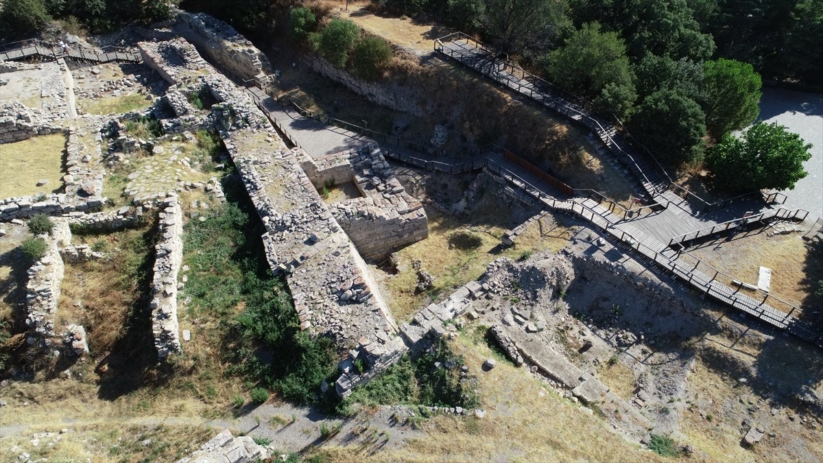 Çanakkale merkeze bağlı Tevfikiye köyü sınırları içindeki 5 bin 500 yıllık geçmişe sahip Troya...