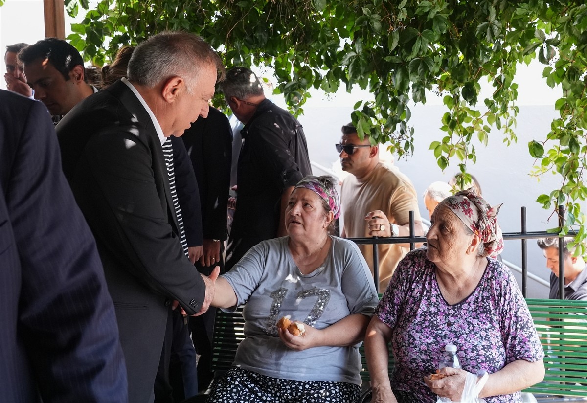 CHP Genel Başkan Yardımcısı Gökan Zeybek (sağ 2) ve CHP Kadın Kolları Genel Başkanı ve Osmaniye...