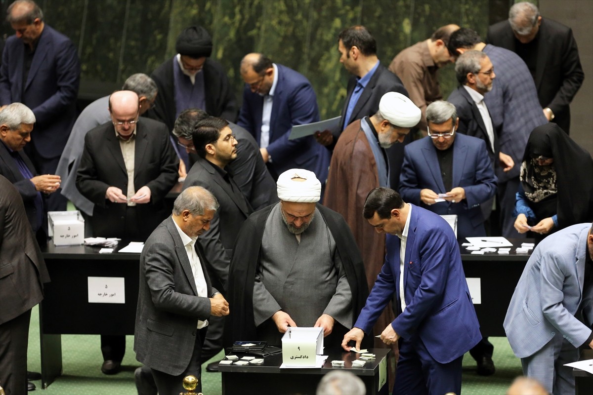 İran Meclisi, Cumhurbaşkanı Mesud Pezeşkiyan'ın önerdiği yeni kabineye eksiksiz güvenoyu verdi....