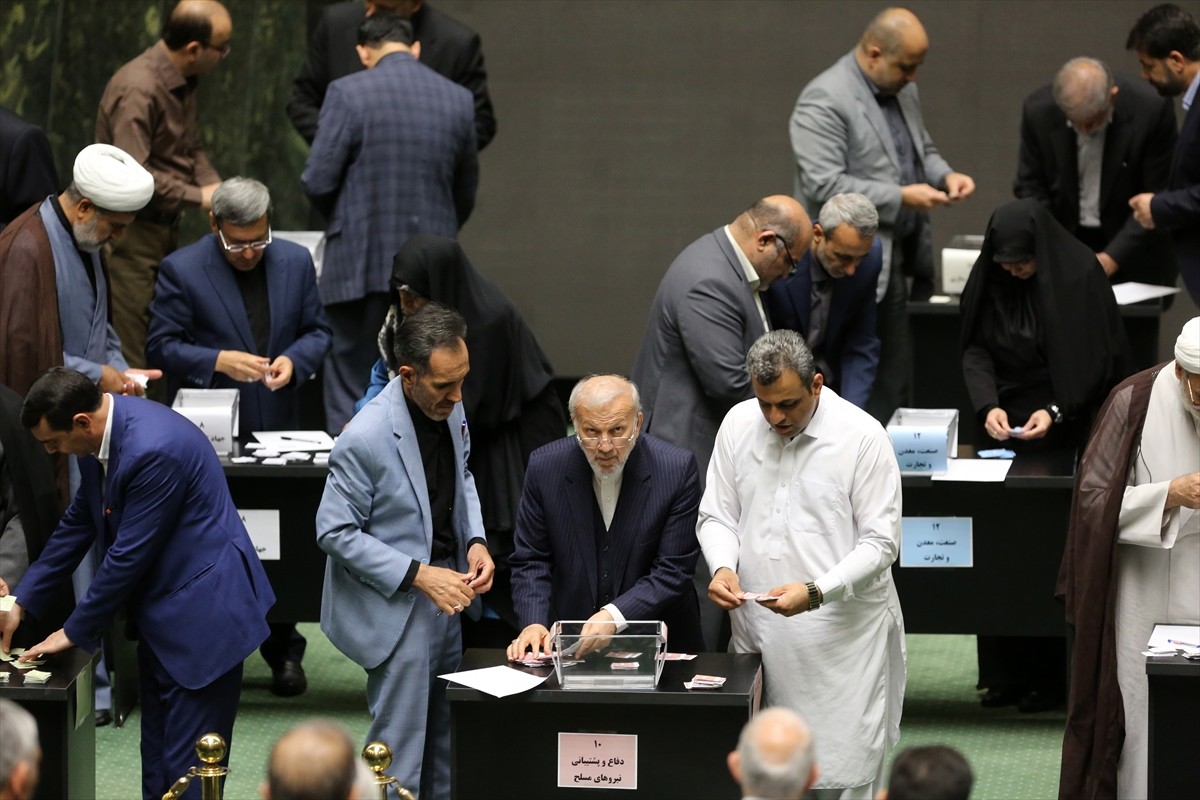 İran Meclisi, Cumhurbaşkanı Mesud Pezeşkiyan'ın önerdiği yeni kabineye eksiksiz güvenoyu verdi....