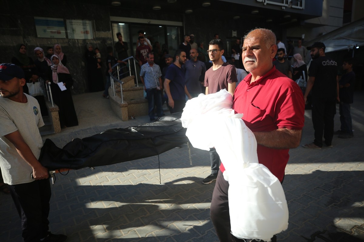 İsrail ordusunun Gazze Şeridi'nin orta kesiminde bulunan Nusayrat Mülteci Kampı'ndaki Es-Suk...