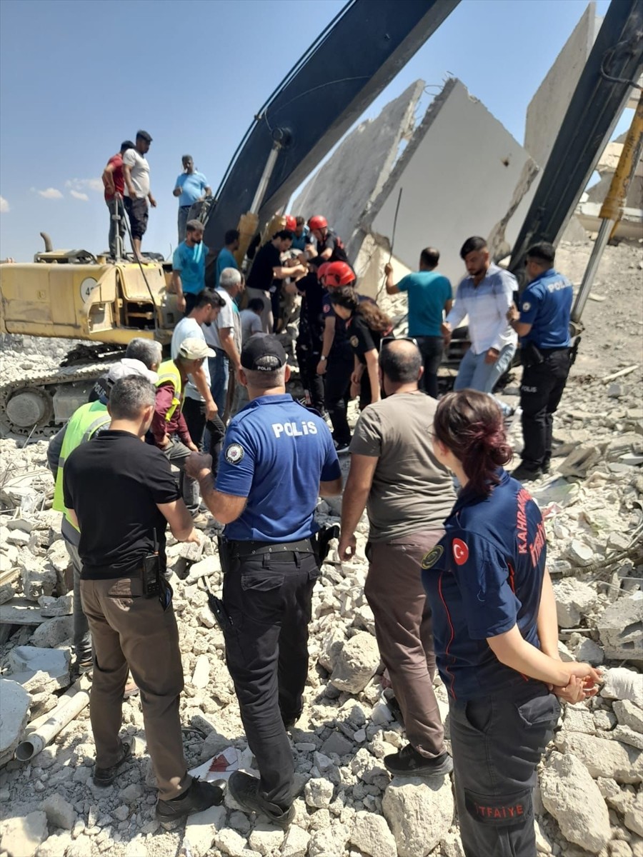 Kahramanmaraş'ın merkez Dulkadiroğlu ilçesinde, yıkım sırasında çöken binanın enkazı altında kalan...