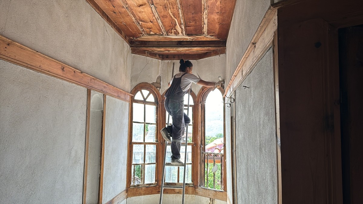 Karabük'ün Safranbolu ilçesinde yaşayan Ceylan Çalıkbaşı, 2 yıldır ilçedeki tarihi konakların...