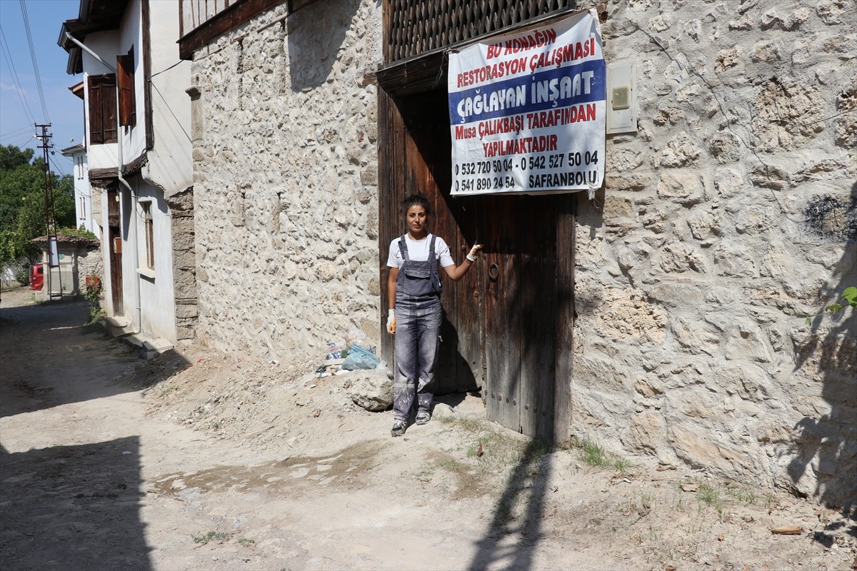 Karabük'ün Safranbolu ilçesinde yaşayan Ceylan Çalıkbaşı, 2 yıldır ilçedeki tarihi konakların...