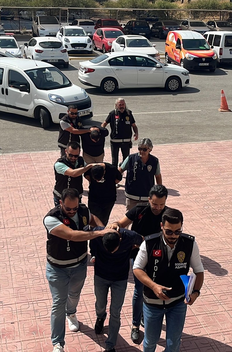 Muğla'nın Bodrum ilçesinde 2 kişinin evde ölü bulunmasıyla ilgili gözaltına alınan 3 şüpheli daha...