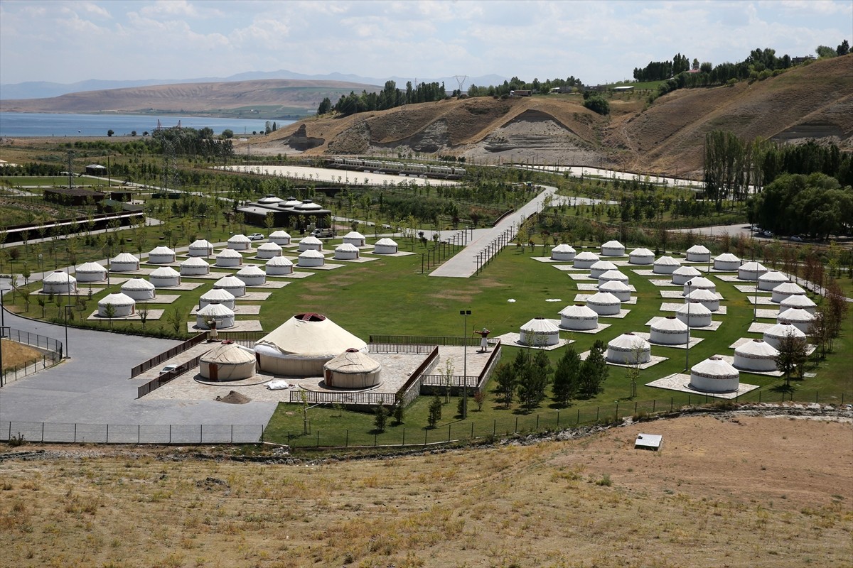 Muş'un Malazgirt ve Bitlis'in Ahlat ilçelerinde, Türklere Anadolu'nun kapısını açan Malazgirt...