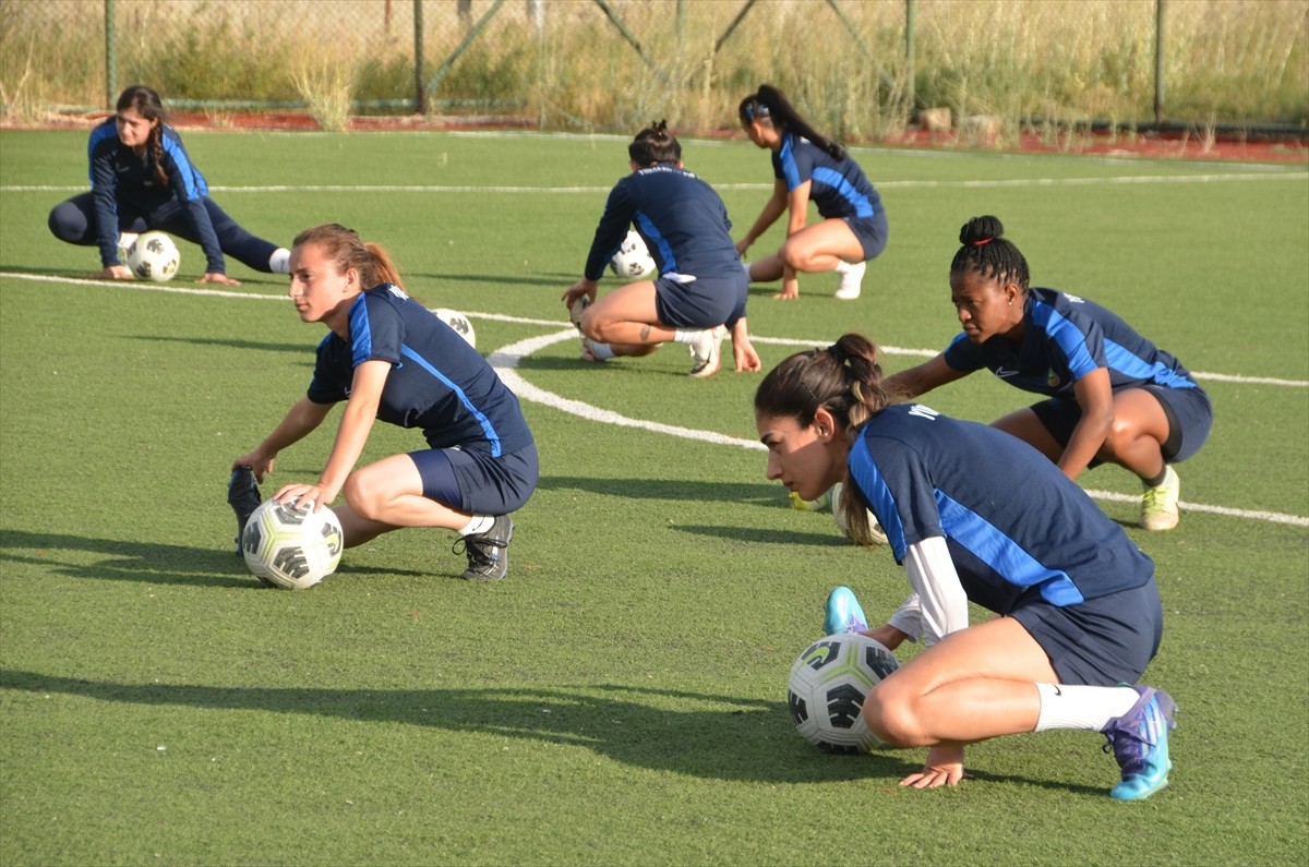 Türkiye Futbol Federasyonu (TFF) Kadınlar 1. Ligi'nin yeni ekibi Yüksekova Spor Kulübü, 3'ü...