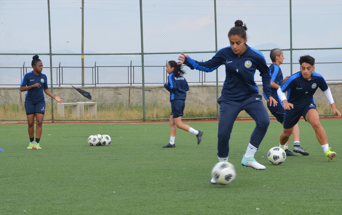 Türkiye Futbol Federasyonu (TFF) Kadınlar 1. Ligi'nin yeni ekibi Yüksekova Spor Kulübü, 3'ü...