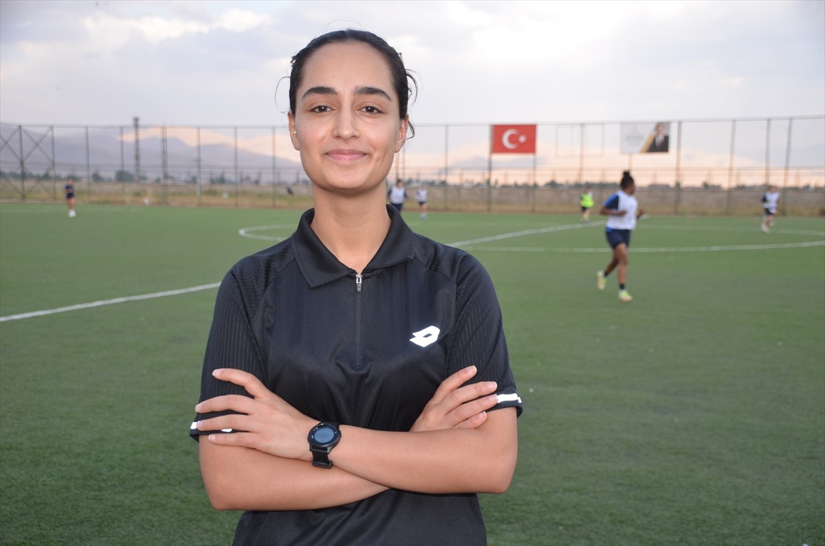 Türkiye Futbol Federasyonu (TFF) Kadınlar 1. Ligi'nin yeni ekibi Yüksekova Spor Kulübü, 3'ü...