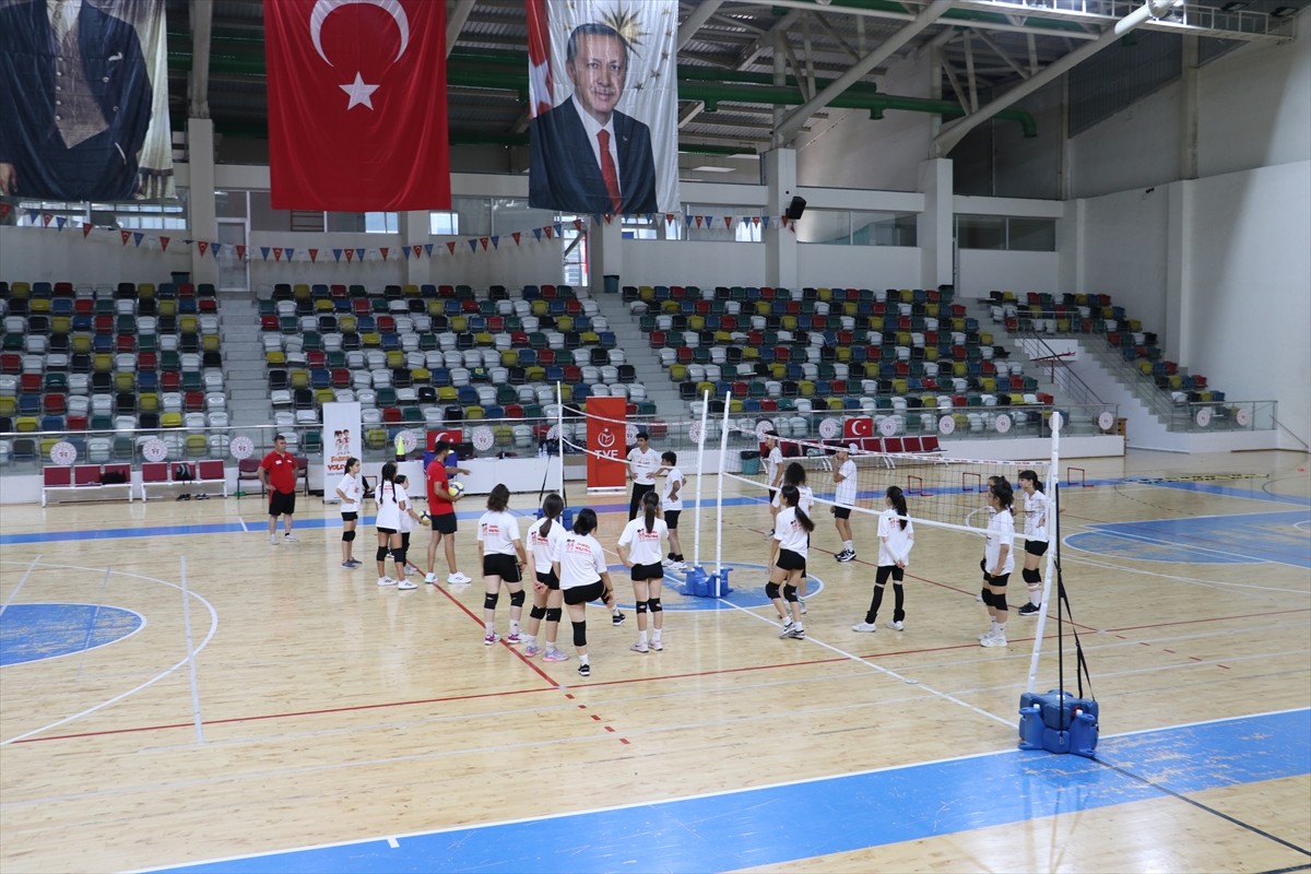 Türkiye Voleybol Federasyonu (TVF) tarafından çocukların voleybol ile tanıştırılması ve lisanslı...