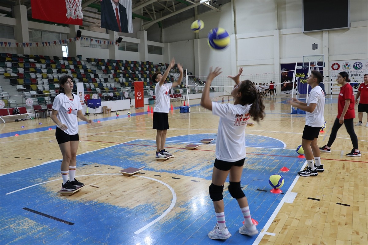 Türkiye Voleybol Federasyonu (TVF) tarafından çocukların voleybol ile tanıştırılması ve lisanslı...