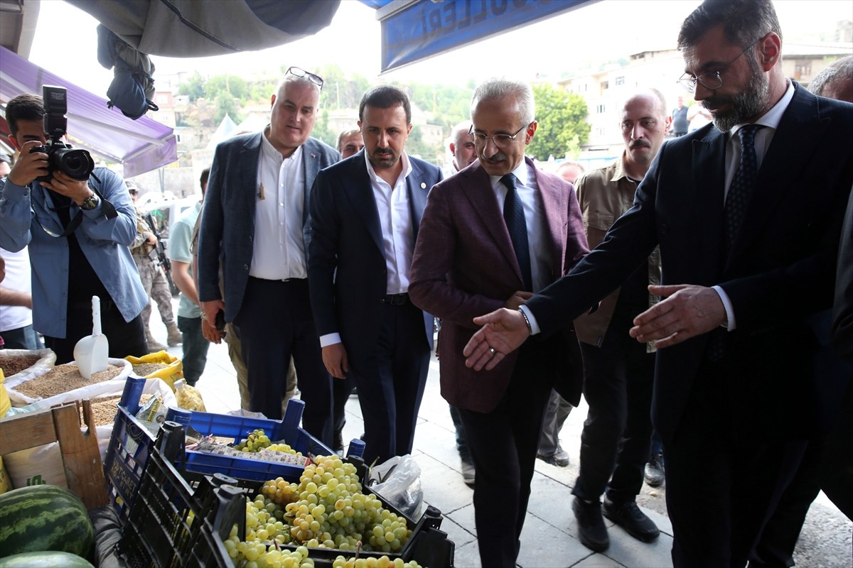 Ulaştırma ve Altyapı Bakanı Abdulkadir Uraloğlu (solda), Bitlis'in Tatvan ilçesinde çevre yolu...