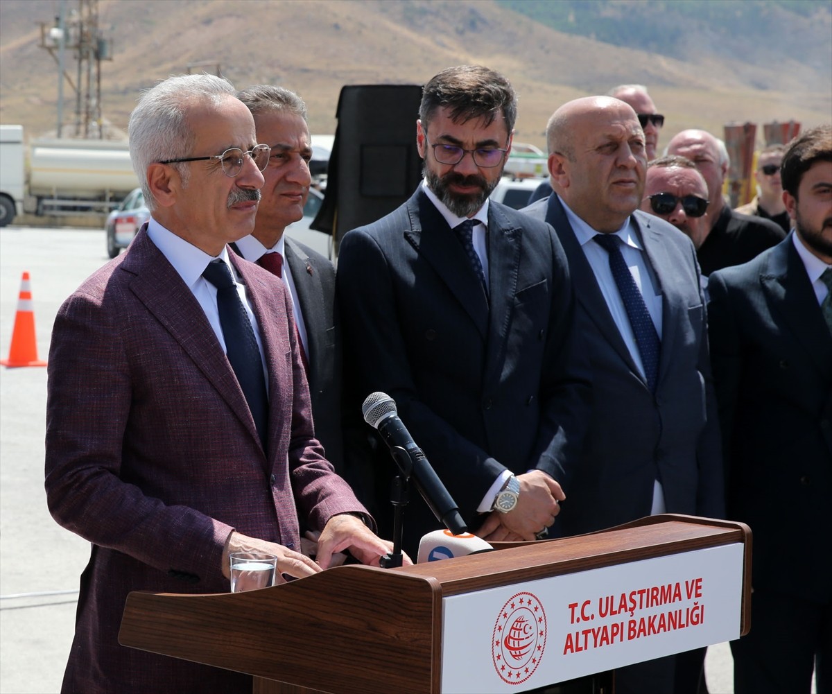 Ulaştırma ve Altyapı Bakanı Abdulkadir Uraloğlu (solda), Bitlis'in Tatvan ilçesinde çevre yolu...